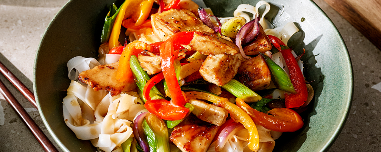 A bowl of noodles with vegetables and Hälsans Kök Fillet Pieces