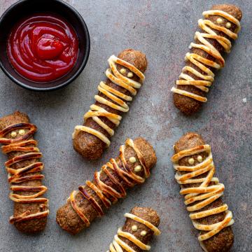 Sausages covered in puffed pastry looking like mummies