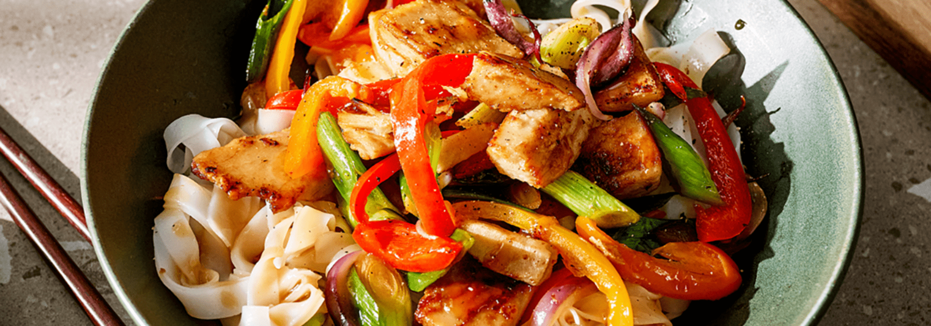 A bowl of noodles with vegetables and Hälsans Kök Fillet Pieces