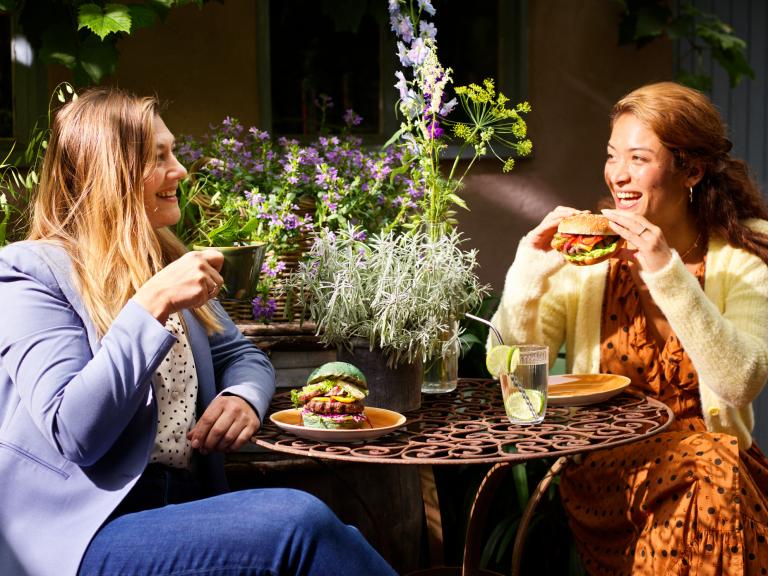 two_girls_eating
