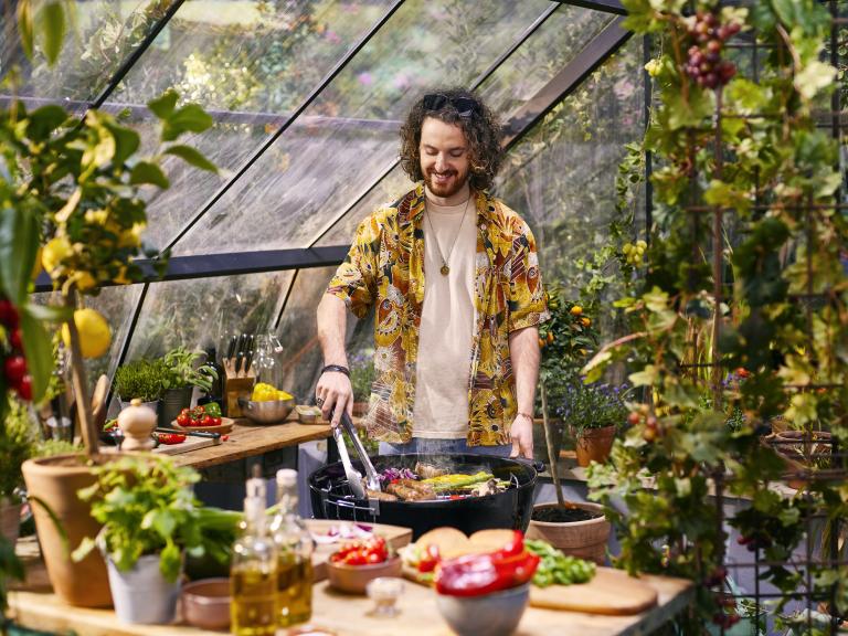 210407_MEDIAMONKS_GG_BBQ Lifestyle1.jpg chef_cooking